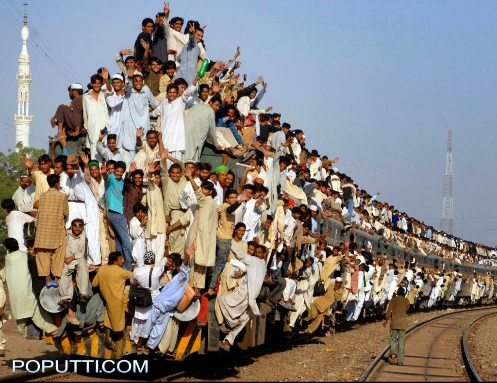 Пассажиры едут в переполненных поездах летом