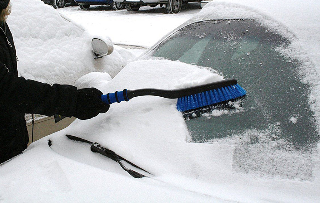 Как правильно очистить автомобиль от снега и льда.